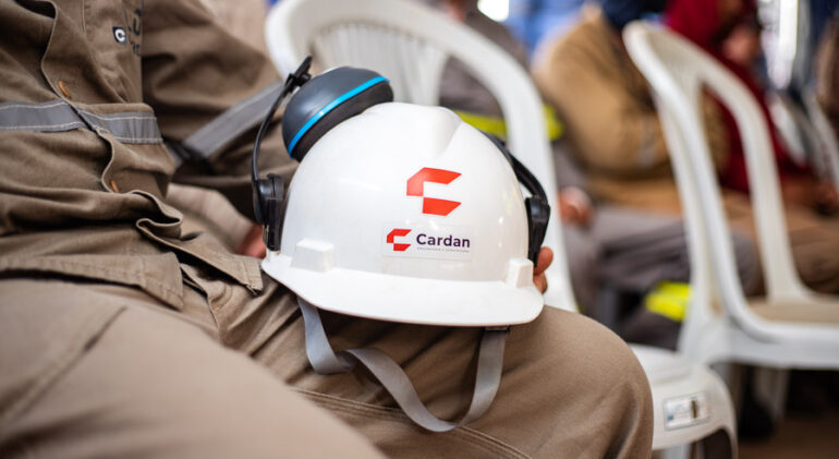 Capacete EPI com logo da Cardan: segurança do trabalho em primeiro lugar