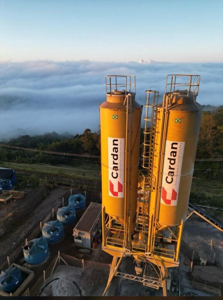 Central de concreto móvel da Cardan em funcionamento durante obra industrial remota.