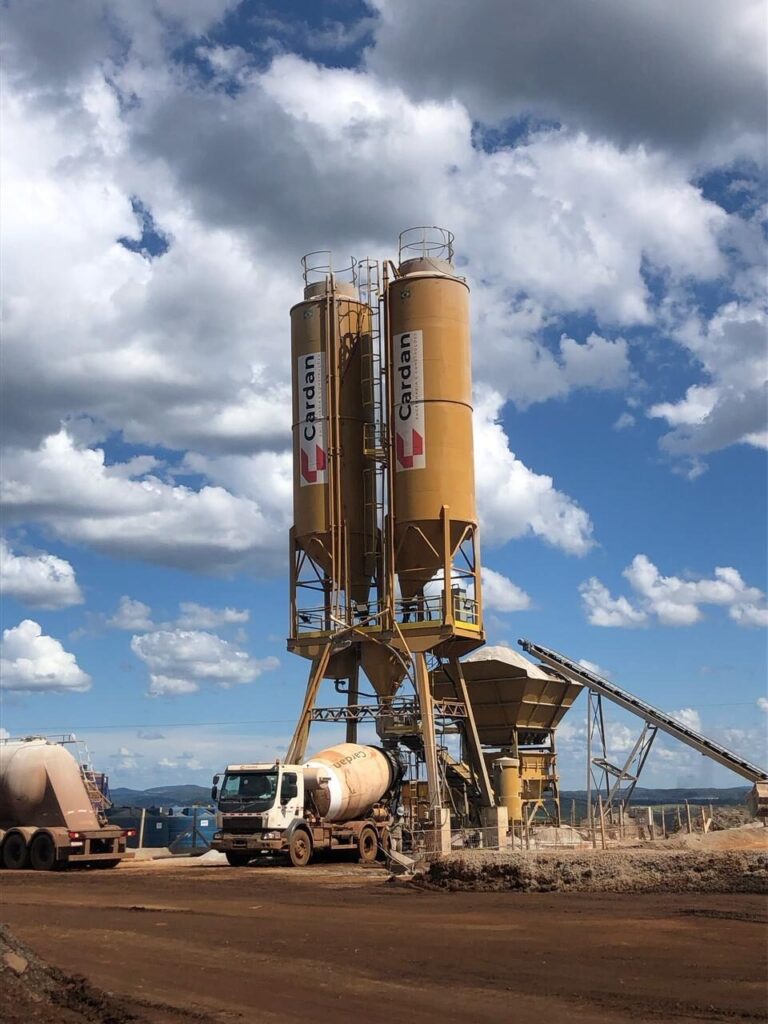 Central de concreto móvel da Cardan em funcionamento durante obra industrial remota.